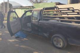 La víctima fue encontrada debajo de una Ford F-150 en calles del sector.