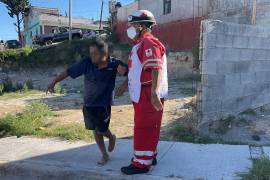 El incidente ocurrió en el cruce de las calles 44 y 13, donde el afectado tropezó con los bordos de una tapa de registro, provocándole una lesión en el tobillo que le impidió continuar su camino.
