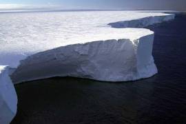 Una plataforma de hielo, de aproximadamente 460 millas cuadradas de ancho (mil 200 kilómetros cuadrados) que se mantiene en los glaciares Conger y Glenzer desde el agua más cálida, colapsó entre el 14 y el 16 de marzo.