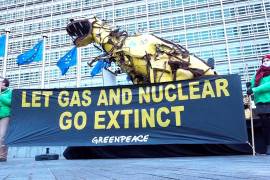 Activistas de Greenpeace instalaron un dinosaurio gigante de chatarra frente a la sede de la Comisión Europea (CE) en Bruselas. EFE/Greenpeace