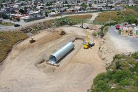 Enormes ductos son colocados para el drenaje pluvial, como parte de los trabajos de construcción del puente.