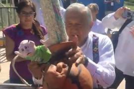 La nueva “tradición” mexicana de arrojar peluches del Dr. Simi durante los conciertos alcanzó al presidente de México, Andrés Manuel López Obrador.