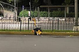 El joven motociclista quedó atrapado en la barandilla tras el accidente en la avenida Universidad.