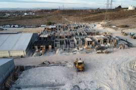 La construcción de casas reduce a callejón la calle que colinda con la nave industrial, en la colonia Eva Sámano.