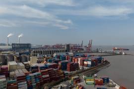 El flujo de contenedores y mercancías chinas hacia Medio Oriente enfrenta una parálisis logística debido al cierre de rutas estratégicas y el recrudecimiento del conflicto.