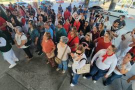 En demanda de un mejor salario, mejores prestaciones y más personal, trabajadores del IMSS salieron a las calles de Monclova a exponer su descontento.