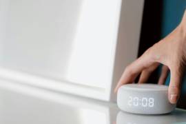 Las funciones de seguridad de Alexa permiten vigilar tu habitación a distancia y recibir alertas si alguien entra sin permiso, gracias a sus herramientas.