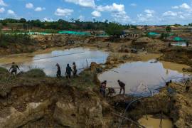 Mineros trabajan en un yacimiento ilegal de oro dentro de la base militar del Batallón de Fusileros 31 en Caucasia, Colombia.