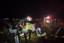 Bomberos utilizaron equipo hidráulico para rescatar a la pareja que quedó atrapada entre los fierros retorcidos de la camioneta.
