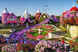 Reloj y poblado de fantasía compuestos con flores, en Dubai Miracle Garden. Foto: Turismo de Dubái.