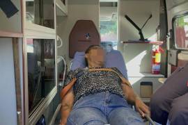 Paramédicos de la Cruz Roja trasladaron a Amelia Casas a la Clínica 82 del IMSS para recibir atención médica.