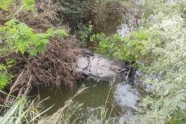 El automóvil cayó en aguas de la Presa de La Boca, en Santiago, Nuevo León y dejó un saldo de cuatro heridos/FOTO: CORTESÍA