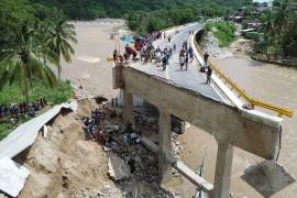 Más de 10 mil habitantes del filo mayor de la Sierra de Guerrero se encuentran aislados por la destrucción de sus caminos, sin víveres ni agua potable