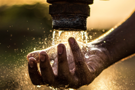 Habitantes afrontan cortes constantes de agua y buscan soluciones para ahorrar en casa.