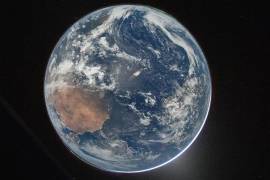 La NASA publicó este viernes las primeras fotografías de la Tierra tomadas por la tripulación de Artemis II, horas después de que la misión abandonara la órbita terrestre.