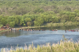 El reportero logró capturar varios videos donde se observa a los migrantes cruzar el Río Bravo.