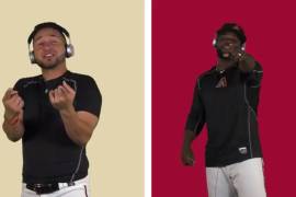 Los Jugadores de Diamondbacks de Arizona cantan las canciones del Buki