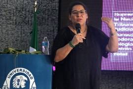 Las expresiones de la ministra en las instalaciones educativas fueron de promoción personalizada | Foto: Especial