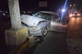 El vehículo quedó incrustado en la base de un poste.