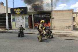 El fuego se originó en la planta alta del tejaban y se extendió hacia la planta baja, afectando muebles, bicicletas y pertenencias de la familia.