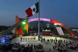 Música mexicana, danza folclórica y bandas de guerra acompañaron el izamiento de la Bandera Nacional durante la ceremonia celebrada este miércoles.