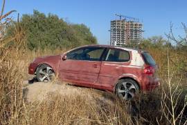 El vehículo atravesó un predio y derribó alambre de púas antes de detenerse.