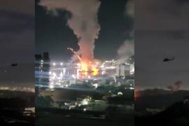 Imágenes compartidas en redes sociales registran detonaciones y el sobrevuelo de aeronaves en distintas zonas de Venezuela durante la madrugada, hechos que el gobierno venezolano atribuyó a una operación militar de Estados Unidos.