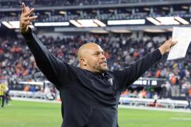 Antonio Pierce inició su trayecto como head coach de los Raiders de manera interina y ahora ya permanecerá en el equipo de forma permanente.