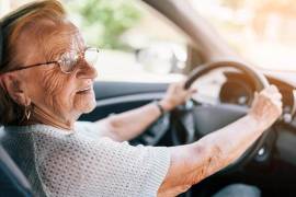 La Ley General de Movilidad y Seguridad Vial en México no establece una edad máxima para tramitar la licencia de conducir. Conoce qué factores sí se toman en cuenta.