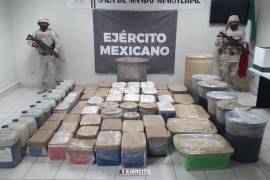 Las personas detenidas, el material químico, las armas y vehículos asegurados fueron puestos a disposición de las autoridades, que realizarán la confirmación pericial del tipo y cantidad de droga.