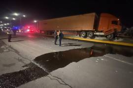 Peligroso derrame de Diésel queda sobre el bulevar Ramos Arizpe tras choque de tráiler