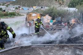 Bomberos y Policía Municipal atienden incendio de tejaban en colonia 23 de noviembre, Saltillo