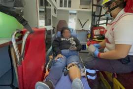 Paramédicos de Cruz Roja atendieron a la mujer lesionada tras ser atropellada en el cruce de Prolongación Francisco I. Madero y Sixta Ruíz.