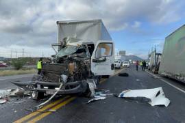 El camión de carga de Transportes Tespat quedó severamente dañado tras el accidente.