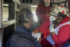 Paramédicos de la Cruz Roja acudieron al sitio del accidente para valorar al lesionado.