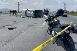 La camioneta terminó volcada sobre su costado derecho tras salir de la carpeta asfáltica en el libramiento Óscar Flores Tapia.