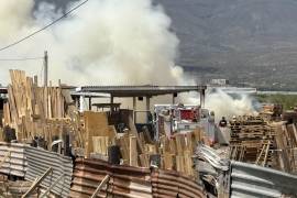 El fuego comenzó en la parte posterior del predio, donde se almacenaban numerosas tarimas.