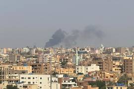 Humo elevándose sobre Jartum, Sudán, el 26 de septiembre de 2024, luego de que el ejército sudanés iniciara una operación para tomar el control de zonas de la capital, arrebatadas a su rival, el grupo paramilitar Fuerzas de Apoyo Rápido.