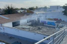 Bomberos trabajaron durante varios minutos para controlar las llamas que consumían basura y escombro acumulado al interior del inmueble abandonado.