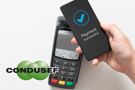 Usuarios realizan pagos contactless con tarjetas y dispositivos móviles, mientras la Condusef recomienda medidas de seguridad para proteger la información financiera y evitar fraudes.