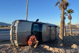 La camioneta Jeep Grand Cherokee terminó volcada sobre el camellón central del bulevar Fundadores.