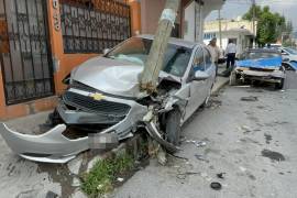 El Chevrolet Aveo fue impactado en la banqueta y se estrello contra un poste, después del choque.