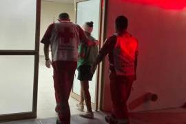 Paramédicos de la Cruz Roja brindaron atención inmediata a la mujer, logrando controlar el sangrado antes de su traslado a un hospital.