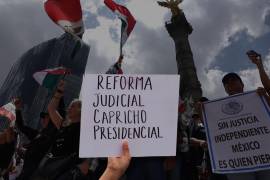 Trabajadores y estudiantes en contra de la recién aprobada Reforma al Poder Judicial protestaron en el Ángel de la Independencia. Acompañados de banderas de México y cantando el himno nacional, las y los inconformes dijeron que seguirán luchando para defender la división de poderes.