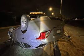 La unidad presentó daños tras chocar contra la barrera de contención.