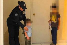 Dos menores de edad que presuntamente fueron abandonados por su propia madre en el estacionamiento de un centro comercial fueron rescatados por policías de Monterrey.