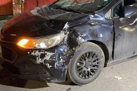 El fuerte impacto provocó daños materiales en el vehículo Chevrolet involucrado, principalmente en el parabrisas y en la parte frontal izquierda de la unidad.