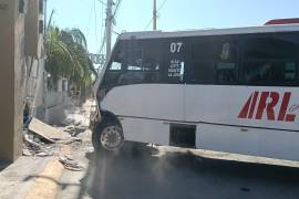 La unidad del transporte público derribó un poste de la CFE y un anuncio comercial, antes de estrellarse contra la fachada del hotel “Las Noas”.