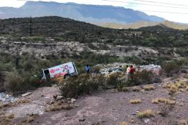 Dormita repartidor en carretera a Monclova y por poco se mata