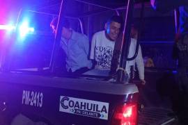 Elementos policiales trasladan a los detenidos a la autoridad competente tras el operativo en Parras.